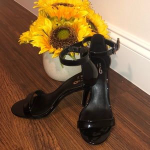 🖤Classic Black Strap Heels!